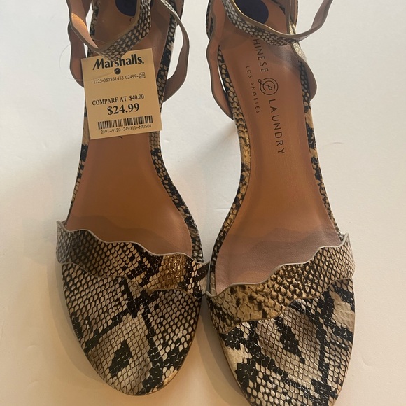 NIB Snake skin pattern heels - Picture 4 of 10